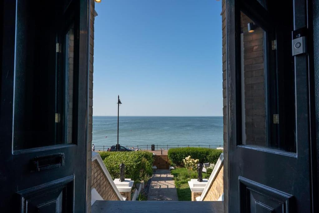 Stylish Beachfront Apartment, Sweeping Ocean Views And Luxury Touches Herne Bay Exterior foto