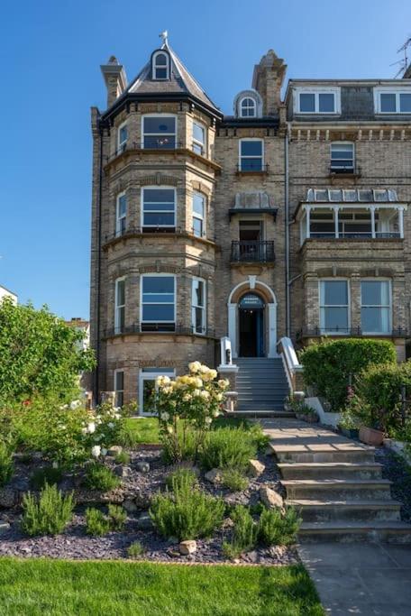 Stylish Beachfront Apartment, Sweeping Ocean Views And Luxury Touches Herne Bay Exterior foto